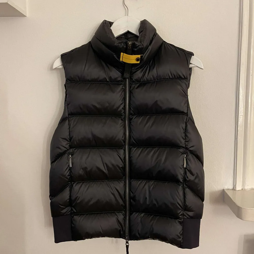 Köp/ byta, kom med bud. Helt ny parajumpers väst från johnells i storlek M, aldrig använd Kvitto finns och etiketten sitter kvar, modell sheen  Nypris 4499kr Säljs pga förliten storlek, skriv vid intresse mm Pris kan diskuteras! . Jackor.