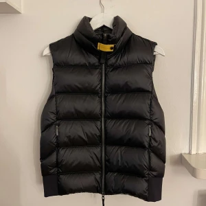 Parajumpers väst, köp och byte - Köp/ byta, kom med bud. Helt ny parajumpers väst från johnells i storlek M, aldrig använd Kvitto finns och etiketten sitter kvar, modell sheen  Nypris 4499kr Säljs pga förliten storlek, skriv vid intresse mm Pris kan diskuteras! 