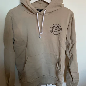 Dope Hoodie - Beige Dope hoodie i använt skick.  VÄLDIGT liten i storleken, skulle säga att den är som en XS.  
