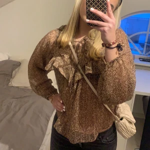 Leopard blus  - Säljer denna superfina mönstrande blusen från mango i stolek s. Mycket bra skick, inprincip oanvänd 