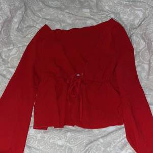 Röd kofta i ett blus material som passar jätte fint med ett vitt linne under. Vet inte storlek med passar som en S