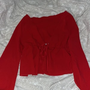 Röd ”kofta” - Röd kofta i ett blus material som passar jätte fint med ett vitt linne under. Vet inte storlek med passar som en S