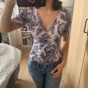 Omlott topp - Söt omlott topp med paisley mönster