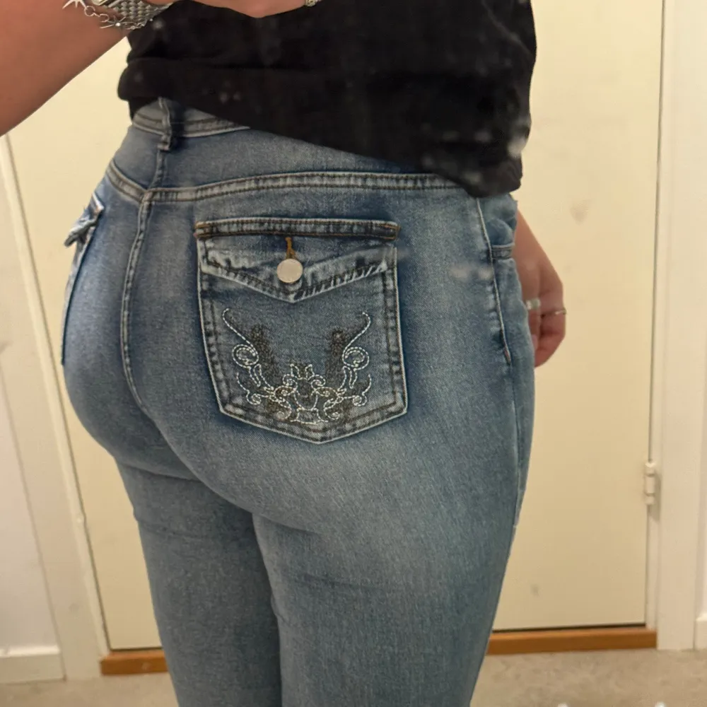 Skitsnygga bootcut jeans med broderi på bakfickorna! 🌸 Köpta secondhand så vet ej märke eller strl men väldigt stretchiga! Ca S/M. Jag är 168 för referens. . Jeans & Byxor.
