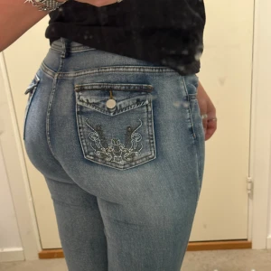 Bootcut jeans - Skitsnygga bootcut jeans med broderi på bakfickorna! 🌸 Köpta secondhand så vet ej märke eller strl men väldigt stretchiga! Ca S/M. Jag är 168 för referens. 