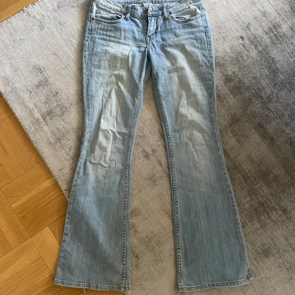 Lågmidjade utsvängda jeans från YMI som inte kommer till användning. Det är lite slitna (se bild 3) men annars i perfekt skick! . Jeans & Byxor.