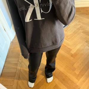 Säljer denna sweatshirten från Calvin Klein Jeans är använd cirka tre gånger och är bra skick, 8/10