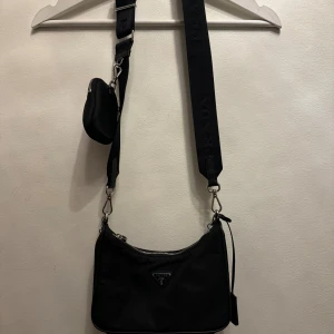 Prada väska - Prada väska i perfekt skick  OBS second hand! Äkthetsbevis därav finns ej tyvärr. 