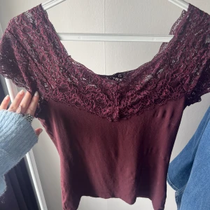 Vinröd topp - säljer min vinröda topp som är köpt här på plick💕  Aldrig använd🩷