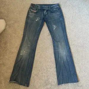 Jätte snygga diesel jeans som tyvärr e försmå, dom har två slitningar på benen, är nästan lite långa på mig som är 163.  Innerbenslängd:79 midjemått tvärs över:38 (Tryck inte på köp nu)