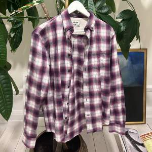 **** ACNE STUDIOS CHECKER SHIRT COLOR: AUBERGINE NEW PRICE: 3000-3900 MY PRICE 900!!!! CONDITION 9/10 WORN EXACT 3 TIMES. RIGHT TO ME FOR QUESTIONS ****