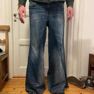 y2k baggy and flare jeans  - snygga baggy/flare jeans. Han på bilden är 2m lång. Pris går att diskutera, köp via ”köp direkt” total längd 113cm benvidd nertill 41cm midja 50x2cm 