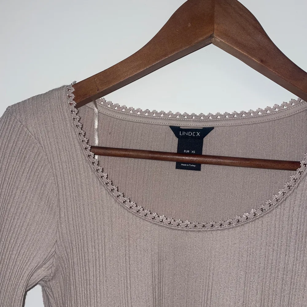 Helt oanvänd brun/beige långärmad tröja från Lindex i storlek xs💓. Tröjor & Koftor.