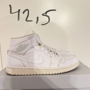 Jordan 1’s mids - Ett par skor som kan behöva lite kärlek. Dem kan bli så gott som nya med lite skoprodukter som rengör. Annars i fint skick.  