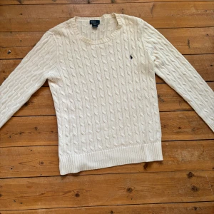 Ralph lauren stickad tröja - 10/10 skick inga hål, passar mig som är 182cm lång, äkta givetvis