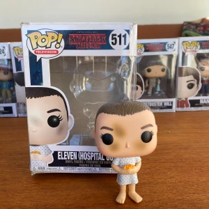 Eleven Funko Pop! POP Figur - Eleven Hospital Gown från Stranger Things som pop figur.  Några skavanker på lådan med figuren är som ny!! Skriv om ni undrar något💋 Finns inte längre att beställa hos återförsäljare!