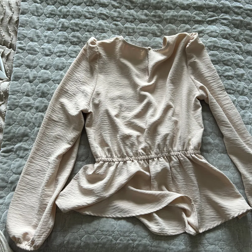 Jättefin blus från Only! Säljer då den knappt kommit till användning , endast 2-3 gånger. Lite rosa beige aktig så vid intresse kan jag skicka fler bilder !!!Nypris 449kr!!!. Puserot.