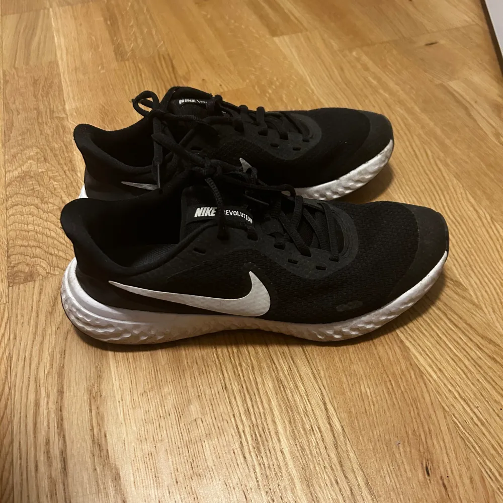 Säljer ett par svarta Nike skor i nästintill oanvänt skick! Storlek 40 och passar perfekt till träning eller vardags.. Skor.
