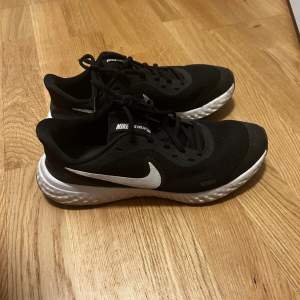 Säljer ett par svarta Nike skor i nästintill oanvänt skick! Storlek 40 och passar perfekt till träning eller vardags.