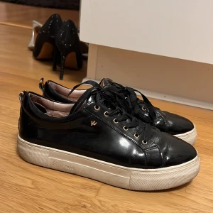 Lack sneakers med platå - Lackskor med platå & en liten leopard strip detalj på hälen💞Platån är ca 3.5 cm hög. Strl 41💘💘