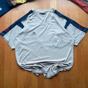 Vintage Adidas Oversize T-shirt - Säljer Adidas T-shirt i bra skick. Storleken är XL men passar L också. Passformen är Oversize