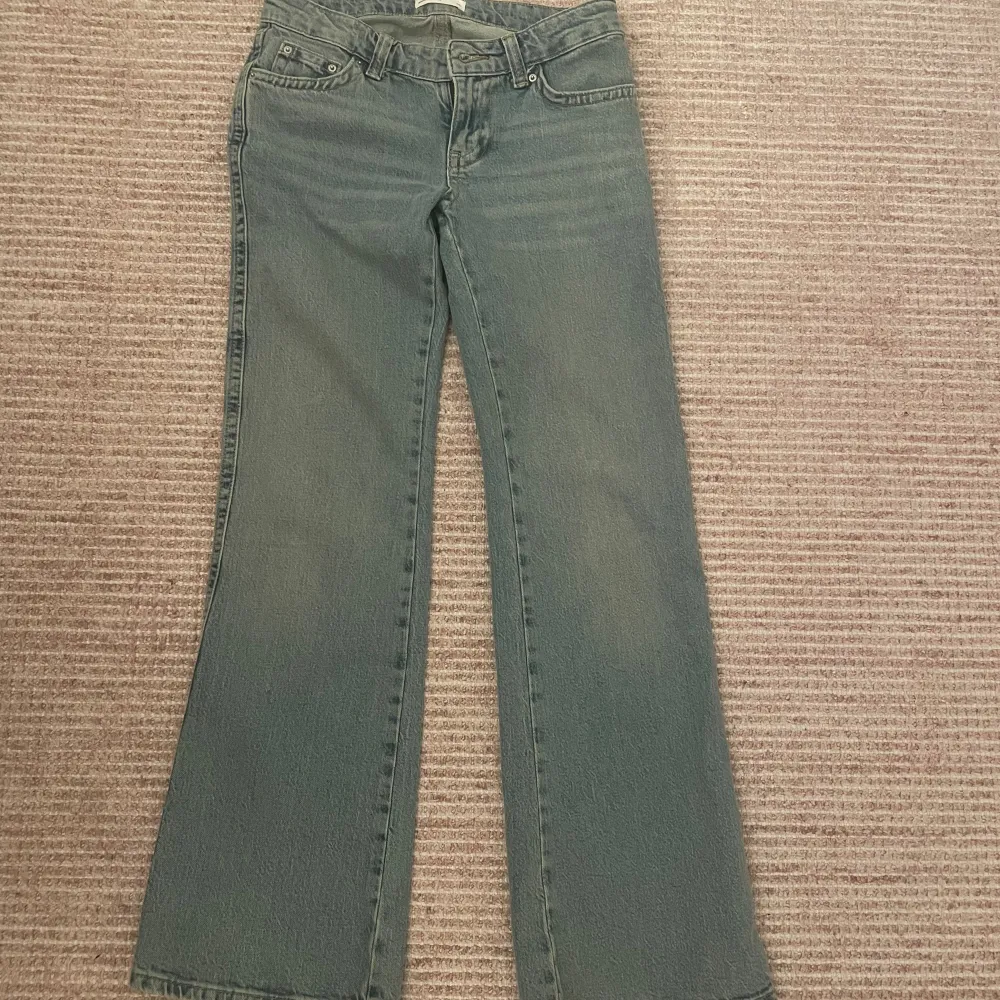 Säljer dessa super snygga lågmidjade bootcut jeansen, skriv för fler frågor . Jeans & Byxor.