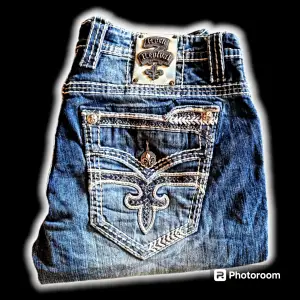 Rock revival jeans!! Sjukt najs wash, galen stitching, perfekt flared passform och stackar väldigt snyggt. Hmu ifall du har någon fråga och kom gärna med bud🤙🤙