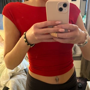 Röd topp - Jätte fin röd topp från Gina tricot!❤️ Har aldrig kommit till användning då den inte var min stil (köpte den nyligen) lappen är avklippt då jag trodde jag skulle använda den. (endast provad) ord. Pris 299