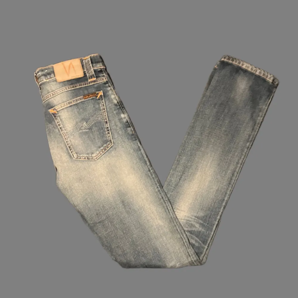 Nudie jeans blå, storlek 30/34 skick 7/10. Pris 299 men kan gå ner i pris vid snabb affär👍. Jeans & Byxor.
