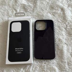 Silicone case som passar till iPhone 14 pro. I använt skick därav priset! Färgen är mörk lila🖤