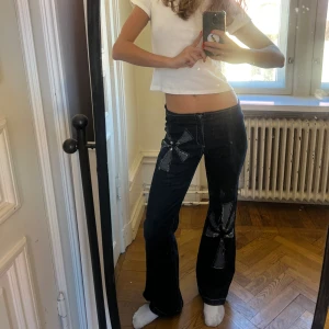 Unika jeans - Lågmidjade flare jeans med coola detaljer! Perfekta att ha ute eller klä ned till vardags 💛märkblåa/mörkgråa/ svarta Midja :78 Innerbenslängd: 84