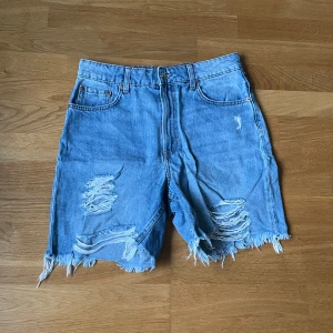 Jeansshorts - Lite längre jeansshorts. Använd väl men okej skick. Trådarna där fram har lossnat lite.
