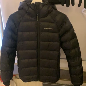PEAK PERFORMANCE JACKA - hejsan säljer min peak performance jacka i nyskick för att den inte kommer till användning. använd i cirka 2 veckor. Storlek xs ! 