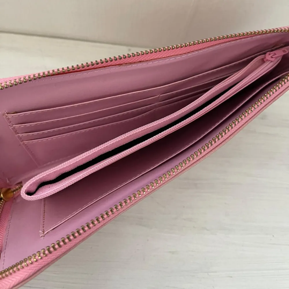 Rosa kuvertväska med ros på. Helt ny ! I riktig läder 🩷 längden är 24cm och höjden är 13cm:) för bara 199kr. . Väskor.