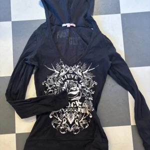 Snygg emo tröja - Köpt second hand, skit kattig tröja