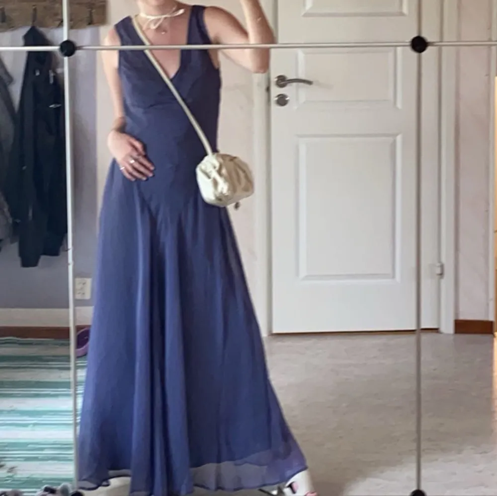 superfin blålila klänning köpt från asos! använd en gång på balen förra året :-) nypris 799kr. Klänningar.