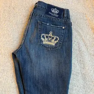 Säljer dem här Victoria Beckham jeansen som är köpta på Plick. Säljer då jag har fler liknande. Skicket är använt. 