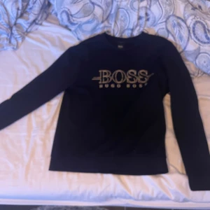 Hugo boss tröja  - En Hugo boss tröja i strlk M, endast använd en handfull gånger. Inget kvitto därav sänkta priset. Hör av dig vid frågor!
