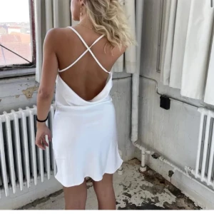 designbysi klänning  - jättefin sommarklänning från designbysi 💓passar perfekt nu till sommaren ☺️💕onesize, men passar S till M ungefär 😚säljer för 150 !