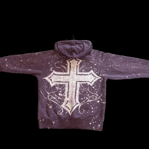 Fet Hoodie med bleach tryck st L - As fet baggy hoodie med kors tryck. Endast använd ett fåtal gången och är i toppskick.  Den är i storlek L Pris kan diskuteras  