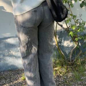 Superfina gråa jeans från Venderbys som bara har legat i min byrå sen jag köpte dem🩷 
