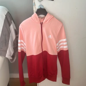 Rosa och vinröd Adidas tröja - En rosa och vinröd Adidas tröja i väldigt bra skick som bara är använd ca 1-2 gånger