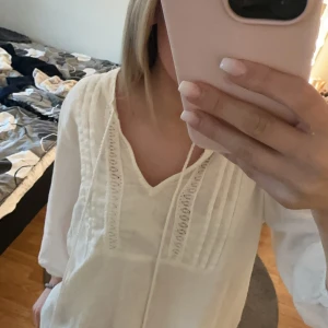 Pigalle blus  - Snygg blus som aldrig kommer till användning, en liten fläck . 