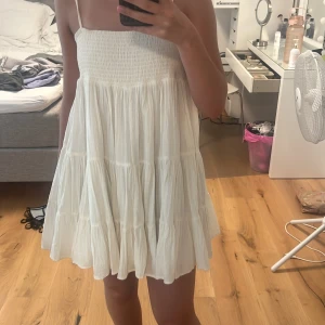 Zara klänning - Säljer den här jätte fina zara klänningen som aldrig kom till någon andväning för mig. Den har inge defekter och tror inte den säljs längre 