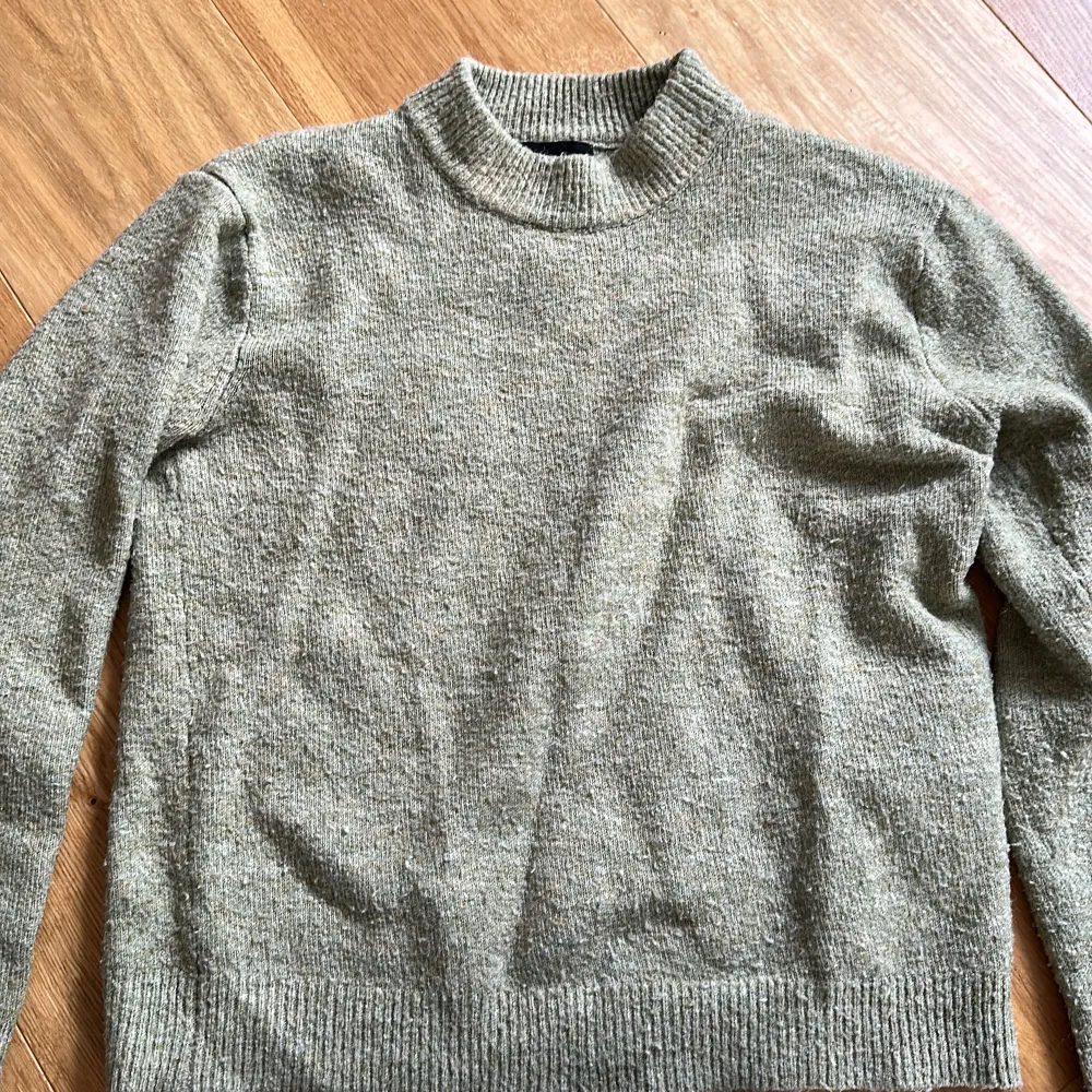 Superfin grön stickad tröja från Pieces, säljes pga används inte. Nypris: 399kr. Tröjor & Koftor.