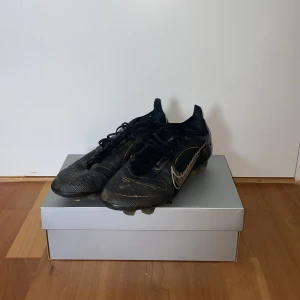 Fotbollsskor Nike - Tjena säljer nu ett par riktigt fina Nike Flyknit fotbollsskor. Skick 9/10 (lite gräsfläckar) Köpta för 2499 kr, mitt pris 1399 kr Storleken på dem är 45 men passar 43-44 då de är små i storleken 