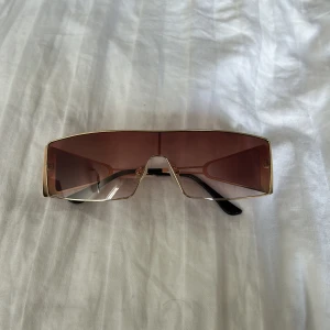 Y2k solglasögon  - knappt använda, frågor dm!