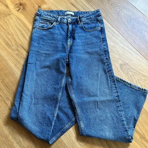 Gina Tricot Jeans - Gina Tricot Jeans i storlek 36, använda endast några enstaka gånger så i fint skick. Nypris:499kr