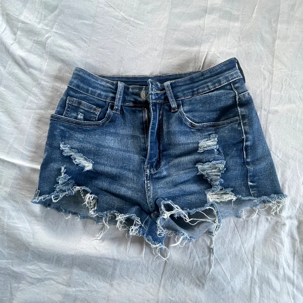 Supersnygga lågmidjade och slitna jeansshorts, strl Xs. Använda ett fåtal gånger💕. Shorts.