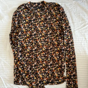 Långärmad  - Gott skick, genomskinlig, luftig och väldigt snygg att ha och klä upp sig med